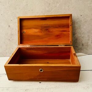 Vintage LANE Cedarwood Wooden 9x4x3 inch Box with Lid (lock hardware missing)